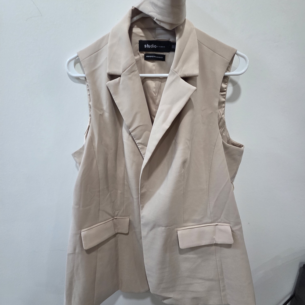 Studio Women's Cream Sleeveless Blazer
